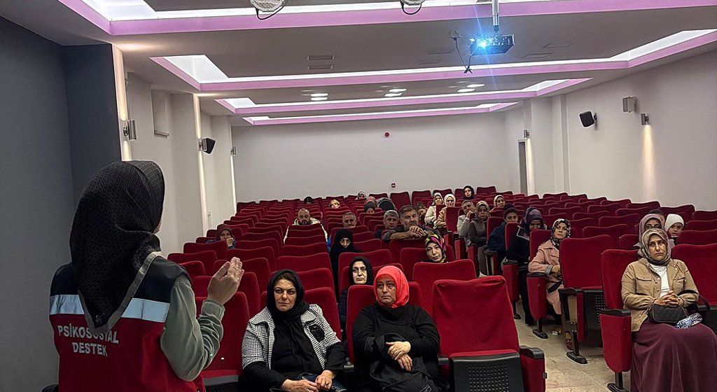 Ortaokul Velilerine “Bilinçli Medya Kullanımı” Eğitimi Verildi