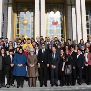 Emine Erdoğan Hanımefendi Koruyucu Aile Temelli Çocuk Koruma Sistemi Çalıştayı’na Katılan Koruyucu Aileleri, Bakan Selçuk Eşliğinde Külliye'de Ağırladı - fotoğraf 4