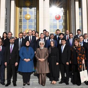 Emine Erdoğan Hanımefendi Koruyucu Aile Temelli Çocuk Koruma Sistemi Çalıştayı’na Katılan Koruyucu Aileleri, Bakan Selçuk Eşliğinde Külliye'de Ağırladı - fotoğraf 3