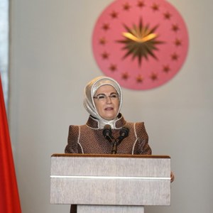 Emine Erdoğan Hanımefendi Koruyucu Aile Temelli Çocuk Koruma Sistemi Çalıştayı’na Katılan Koruyucu Aileleri, Bakan Selçuk Eşliğinde Külliye'de Ağırladı - fotoğraf 6