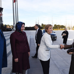 Emine Erdoğan Hanımefendi Koruyucu Aile Temelli Çocuk Koruma Sistemi Çalıştayı’na Katılan Koruyucu Aileleri, Bakan Selçuk Eşliğinde Külliye'de Ağırladı - fotoğraf 2