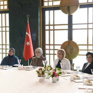 Emine Erdoğan Hanımefendi Koruyucu Aile Temelli Çocuk Koruma Sistemi Çalıştayı’na Katılan Koruyucu Aileleri, Bakan Selçuk Eşliğinde Külliye'de Ağırladı - fotoğraf 10
