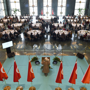 Emine Erdoğan Hanımefendi Koruyucu Aile Temelli Çocuk Koruma Sistemi Çalıştayı’na Katılan Koruyucu Aileleri, Bakan Selçuk Eşliğinde Külliye'de Ağırladı - fotoğraf 7