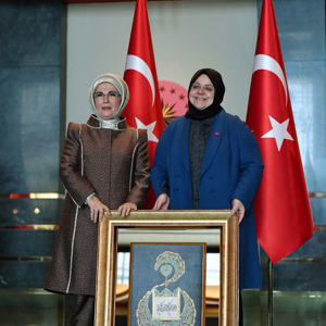Emine Erdoğan Hanımefendi Koruyucu Aile Temelli Çocuk Koruma Sistemi Çalıştayı’na Katılan Koruyucu Aileleri, Bakan Selçuk Eşliğinde Külliye'de Ağırladı - fotoğraf 11
