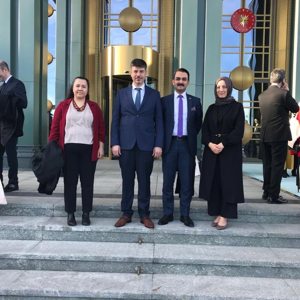 Emine Erdoğan Hanımefendi Koruyucu Aile Temelli Çocuk Koruma Sistemi Çalıştayı’na Katılan Koruyucu Aileleri, Bakan Selçuk Eşliğinde Külliye'de Ağırladı - fotoğraf 1