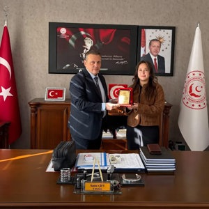 İl Müdürlüğümüzde görev yapan personelimize İl Müdürümüz Sayın Sami ÇİFT tarafından plaket takdim edildi. - fotoğraf 1