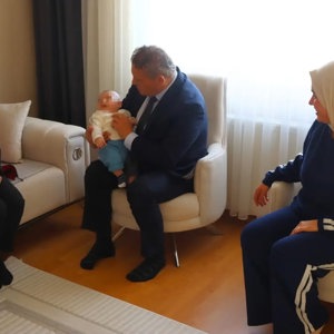“Her Yuva Bir Umut, Her Bebek Bir Bereket” ve "Hayat Bağım" projeleri kapsamında, Aile ve Sosyal Hizmetler İl Müdürümüz Sayın Sami Çift’in katılımıyla ailelerimizi ve çocuklarımızı ziyaret ettik. - fotoğraf 3