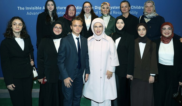 Emine Erdoğan Hanımefendi ve Bakanımız Göktaş, BM'de çocuklar için güvenli dijital sistemlerin inşasına ilişkin programa katıldı