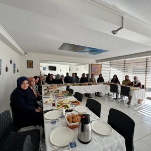 Karabük Aile ve Sosyal Hizmetler İl Müdürlüğüne bağlı yatılı kuruluşta, personelin moral ve motivasyonunu artırmak amacıyla bir kahvaltı programı düzenlendi. - fotoğraf 2