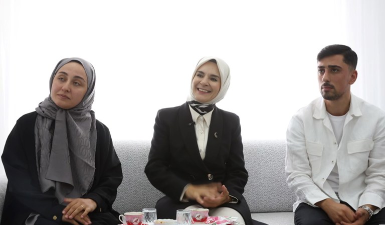 Bakanımız Göktaş, evlilik kredisinden yararlanan yeni evli çiftin ilk misafiri oldu