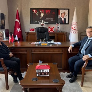  Kahraman Polis Memurumuz Ercan Hırçın’ın kıymetli annesi Reyhan Hırçın, İl Müdürümüz Sayın Sami ÇİFT’i makamında ziyaret ederek iade-i ziyarette bulundu. - fotoğraf 1