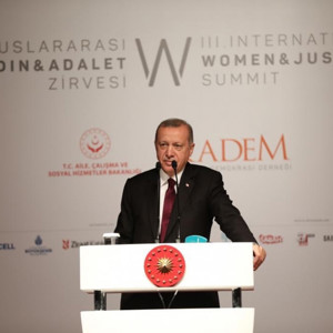 Cumhurbaşkanı Erdoğan ve Emine Erdoğan Hanımefendi, Bakanlığımız ve KADEM İşbirliğinde Düzenlenen 3. Uluslararası Kadın ve Adalet Zirvesi’ne Katıldı. - fotoğraf 1