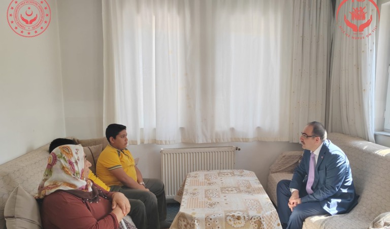 İl Müdürümüz Cüneyd ÖZDEMİR Sosyal ve Ekonomik Destek Hizmeti Alan Ailemizi Ziyaret Etti