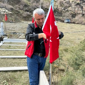 Şehitlerimizin Aziz Hatıralarına Vefa: Kabirlerdeki Bayraklar Yenileniyor - fotoğraf 3