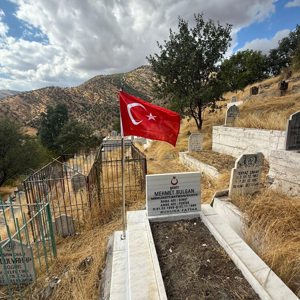 Şehitlerimizin Aziz Hatıralarına Vefa: Kabirlerdeki Bayraklar Yenileniyor - fotoğraf 2