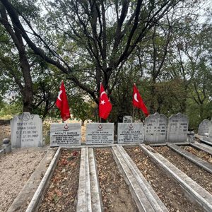 Şehitlerimizin Aziz Hatıralarına Vefa: Kabirlerdeki Bayraklar Yenileniyor - fotoğraf 1