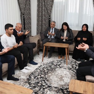 Valimiz Sayın Mehmet Makas Şehidimiz Ertuğrul Tuğra Kavun’un Ailesini Ziyaret Etti. - fotoğraf 2