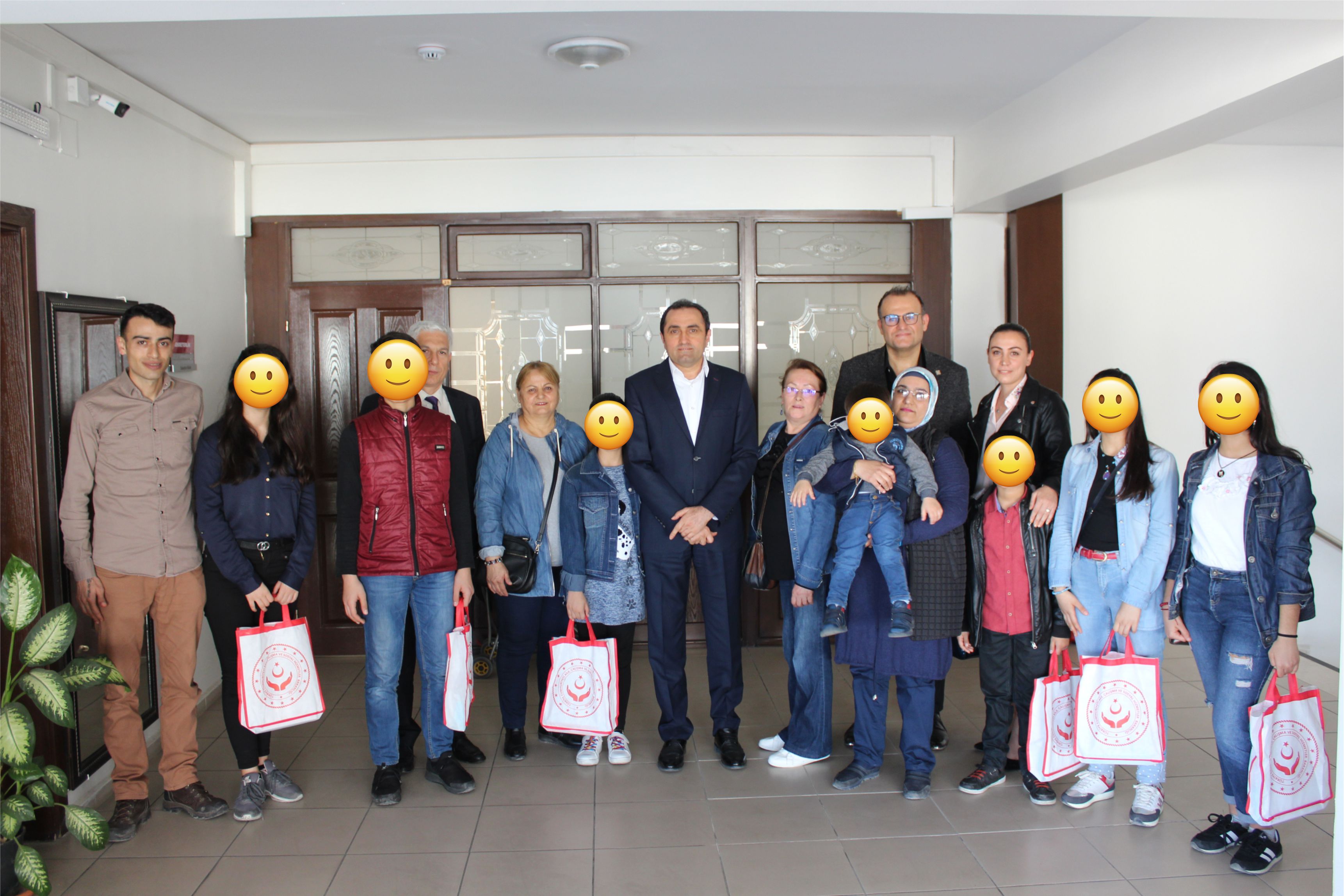 Takdir ve Teşekkür Belgesi Alan Çocuklara, İl Müdürümüz Tarafından Hediye Dağıtıldı.