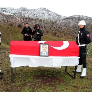 Şehit Müdür Yardımcısı Turan, son yolculuğuna uğurlandı - fotoğraf 2