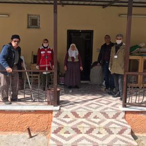 Isparta Vefa Sosyal Destek Grubumuz Koronavirüs tedbirleri kapsamında evinden çıkmayan vatandaşlarımızı ziyaret etmeye ve ihtiyaçlarını karşılamaya devam ediyor.  - fotoğraf 4