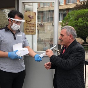Zorunlu Hallerde Maskesiz Sokağa Çıkmak Zorunda Olan Vatandaşlarımız İçin Maske Temin Noktaları Oluşturuldu - fotoğraf 1