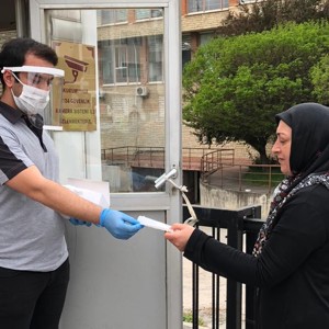 Zorunlu Hallerde Maskesiz Sokağa Çıkmak Zorunda Olan Vatandaşlarımız İçin Maske Temin Noktaları Oluşturuldu - fotoğraf 2