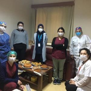 Çocuklarımız “Güçlüyüz, çünkü hep birlikteyiz” diyerek atölyelerinde üretimine başladıkları maske ve siperlikleri sağlık çalışanlarımıza ulaştırdılar. - fotoğraf 3