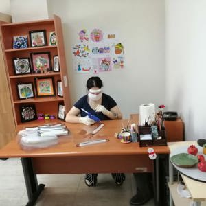 Çocuklarımız “Güçlüyüz, çünkü hep birlikteyiz” diyerek atölyelerinde üretimine başladıkları maske ve siperlikleri sağlık çalışanlarımıza ulaştırdılar. - fotoğraf 2