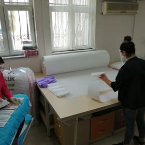 Çocuklarımız “Güçlüyüz, çünkü hep birlikteyiz” diyerek atölyelerinde üretimine başladıkları maske ve siperlikleri sağlık çalışanlarımıza ulaştırdılar. - fotoğraf 1