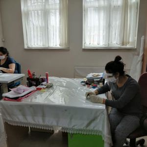 Çocuklarımız “Güçlüyüz, çünkü hep birlikteyiz” diyerek atölyelerinde üretimine başladıkları maske ve siperlikleri sağlık çalışanlarımıza ulaştırdılar. - fotoğraf 4