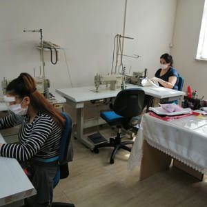Çocuklarımız “Güçlüyüz, çünkü hep birlikteyiz” diyerek atölyelerinde üretimine başladıkları maske ve siperlikleri sağlık çalışanlarımıza ulaştırdılar. - fotoğraf 5