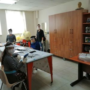 Çocuklarımız “Güçlüyüz, çünkü hep birlikteyiz” diyerek atölyelerinde üretimine başladıkları maske ve siperlikleri sağlık çalışanlarımıza ulaştırdılar. - fotoğraf 6