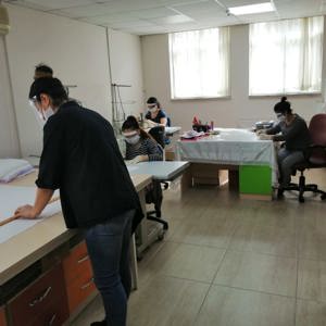 Çocuklarımız “Güçlüyüz, çünkü hep birlikteyiz” diyerek atölyelerinde üretimine başladıkları maske ve siperlikleri sağlık çalışanlarımıza ulaştırdılar. - fotoğraf 7