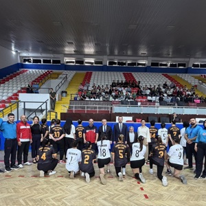 Bizim Çocuklar 8. Türkiye Voleybol Şampiyonası” kapsamında, Osmaniye Yüksel Özden Çocuk Evleri Sitesindeki kızlarımız ile Kilis Çocuk Evleri Koordinasyon Merkezi Müdürlüğünden gelen kızlarımız, Osmaniye Merkez Spor Salonu’nda düzenlenen voleybol karşılaşmasında bir araya geldi. - fotoğraf 1