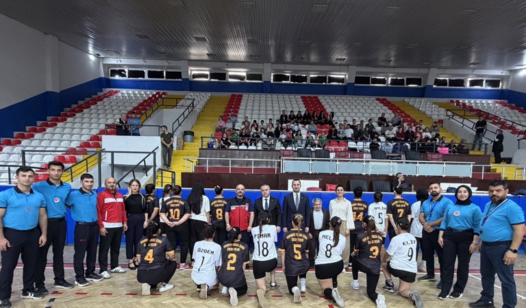 Bizim Çocuklar 8. Türkiye Voleybol Şampiyonası” kapsamında, Osmaniye Yüksel Özden Çocuk Evleri Sitesindeki kızlarımız ile Kilis Çocuk Evleri Koordinasyon Merkezi Müdürlüğünden gelen kızlarımız, Osmaniye Merkez Spor Salonu’nda düzenlenen voleybol karşılaşmasında bir araya geldi.