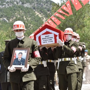 Şehit Piyade Uzman Onbaşı Bekir Gündeş Dualarla Ebediyete Uğurlandı - fotoğraf 4