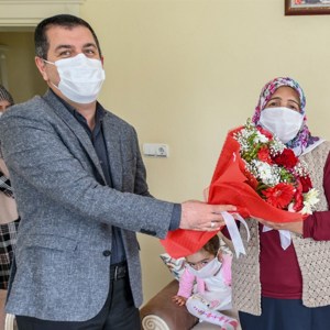 İl Müdürümüz Tarık KUŞMAN Şehit Ailesini Ziyaret Ederek Sayın Valimiz Mehmet Emin Bilmez ve Eşi Meral Bilmez Şehit Annesinin Anneler Gününü Telekonferans Görüşmesi İle Kutladı - fotoğraf 2