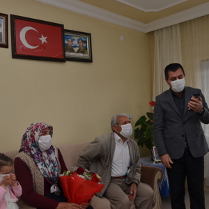 İl Müdürümüz Tarık KUŞMAN Şehit Ailesini Ziyaret Ederek Sayın Valimiz Mehmet Emin Bilmez ve Eşi Meral Bilmez Şehit Annesinin Anneler Gününü Telekonferans Görüşmesi İle Kutladı - fotoğraf 3