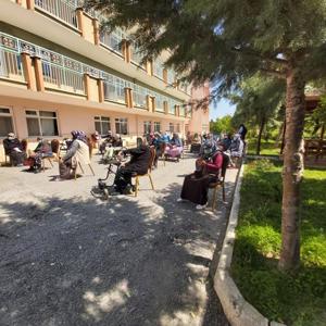 Bakan Selçuk, Şehit Annelerimizin ve Huzurevindeki Büyüklerimizin Anneler Gününü Kutladı - fotoğraf 2