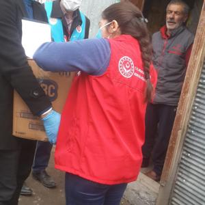 Sayın Valimiz Türker ÖKSÜZ'ün talimatları ile İl Müdürlüğümüze bağlı Vefa Sosyal Destek ekipleri Engelliler Haftası münasebetiyle Engelli vatandaşlarımızı ziyaret etmiş ihtiyaç sahiplerine tekerlekli sandalye ve gıda kolisi vermiştir. - fotoğraf 6