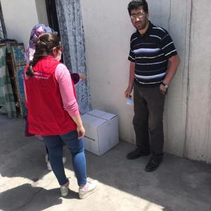 Sayın Valimiz Türker ÖKSÜZ'ün talimatları ile İl Müdürlüğümüze bağlı Vefa Sosyal Destek ekipleri Engelliler Haftası münasebetiyle Engelli vatandaşlarımızı ziyaret etmiş ihtiyaç sahiplerine tekerlekli sandalye ve gıda kolisi vermiştir. - fotoğraf 3