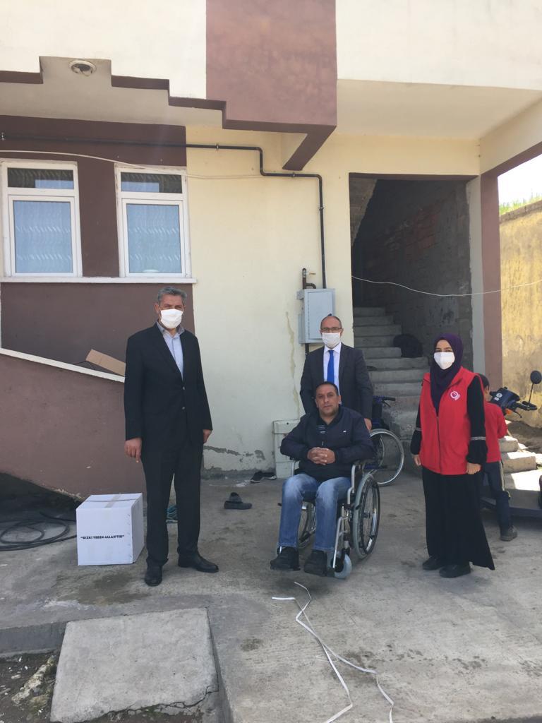 Sayın Valimiz Türker ÖKSÜZ'ün talimatları ile İl Müdürlüğümüze bağlı Vefa Sosyal Destek ekipleri Engelliler Haftası münasebetiyle Engelli vatandaşlarımızı ziyaret etmiş ihtiyaç sahiplerine tekerlekli sandalye ve gıda kolisi vermiştir.