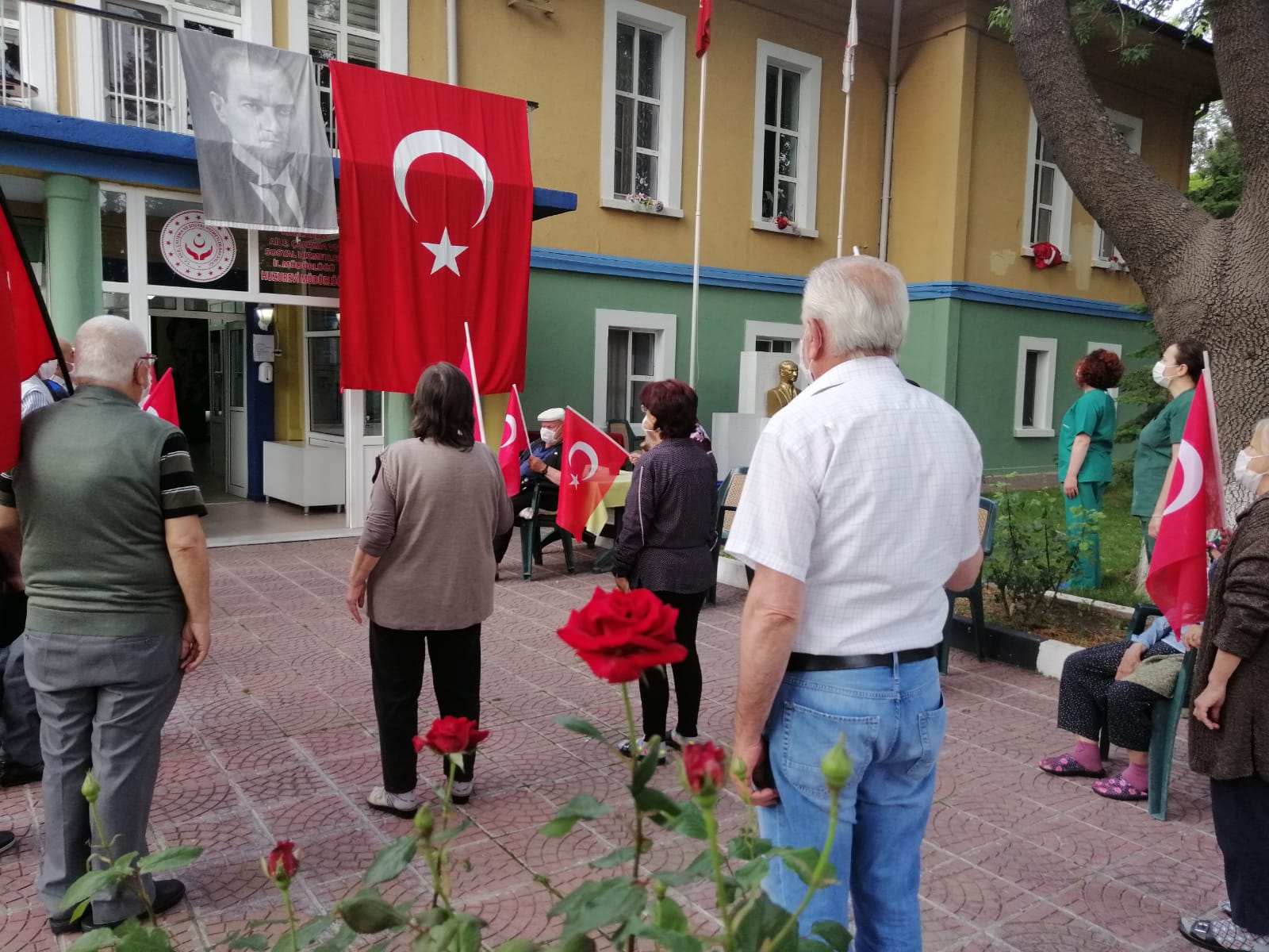 19 Mayıs Atatürk’ü Anma, Gençlik ve Spor Bayramı’nın 101. Yıldönümünde saat 19.19’da, Kırklareli Huzurevi sakinlerimiz ve personelimiz Milli Mücadelenin ilk günkü ruhuyla İstiklal Marşımızı okudu