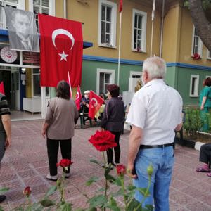 19 Mayıs Atatürk’ü Anma, Gençlik ve Spor Bayramı’nın 101. Yıldönümünde saat 19.19’da, Kırklareli Huzurevi sakinlerimiz ve personelimiz Milli Mücadelenin ilk günkü ruhuyla İstiklal Marşımızı okudu - fotoğraf 1