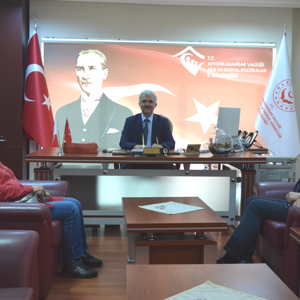 Afyonkarahisar Down Sendromu Yardımlaşma Dayanışma Derneği Başkanı Fatma Mert ve İşletme Müdürü Senem ÖZDEMİR, İl Müdürümüz Bekir YÜMNÜ' ye nezaket ziyaretinde bulunmuştur. - fotoğraf 1