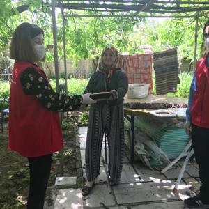 Valimiz Sn. Osman BİLGİN ve Eşi İlknur BİLGİN Hanımefendinin, pandemi sürecinde tedbirler kapsamında ziyaret edemediği Şehit ve Gazi ailelerimize VSDG görevlilerince hediyeleri ve selamları ulaştırıldı. - fotoğraf 1