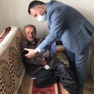 İl Müdürümüz Tarık KUŞMAN ve İl Müdür Yardımcımız Fikret YAVUZ Şehit Ailesini ve Engelli Ailesini Ziyaret Ederek Vali BİLMEZ  ve eşi Meral BİLMEZ Telekonferans Görüşmesi İle Şehit Ailesi ve Engelli Ailesinin Bayramını Kutladı - fotoğraf 5