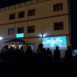 Patlamış Mısır ve Gazoz Eşliğinde Açık Havada Film Keyfi. “Engelleri kaldırıyoruz, hayata renk katıyoruz.” - fotoğraf 2