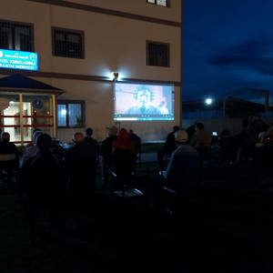Patlamış Mısır ve Gazoz Eşliğinde Açık Havada Film Keyfi. “Engelleri kaldırıyoruz, hayata renk katıyoruz.” - fotoğraf 1