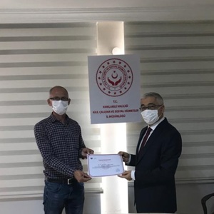 Koronavirüs Pandemisi İle Mücadele Kapsamında Valiliğimiz Bünyesinde Oluşturulan Vefa Sosyal Destek Grubunda Görevli Personelimize Başarı Belgesi Verildi. - fotoğraf 1